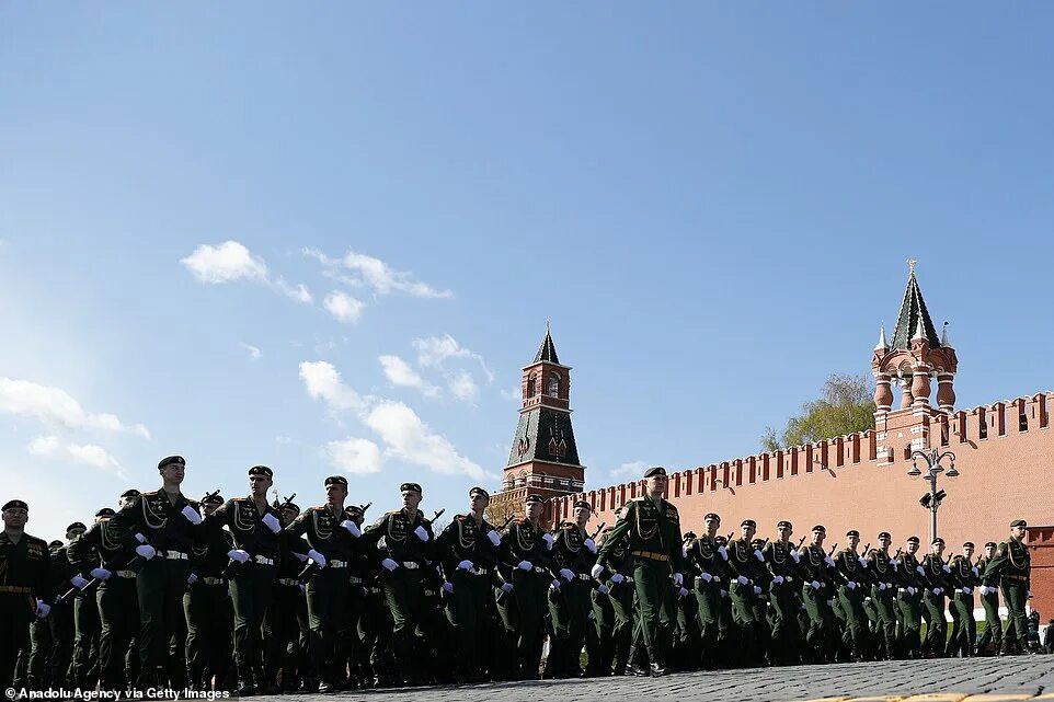 В городе прошло 9 мая. Парад на красной площади 9 мая 2023. Парад 9 мая 2020 в Москве. Марширующие солдаты на красной площади 9 мая. Красная площадь 9 мая.