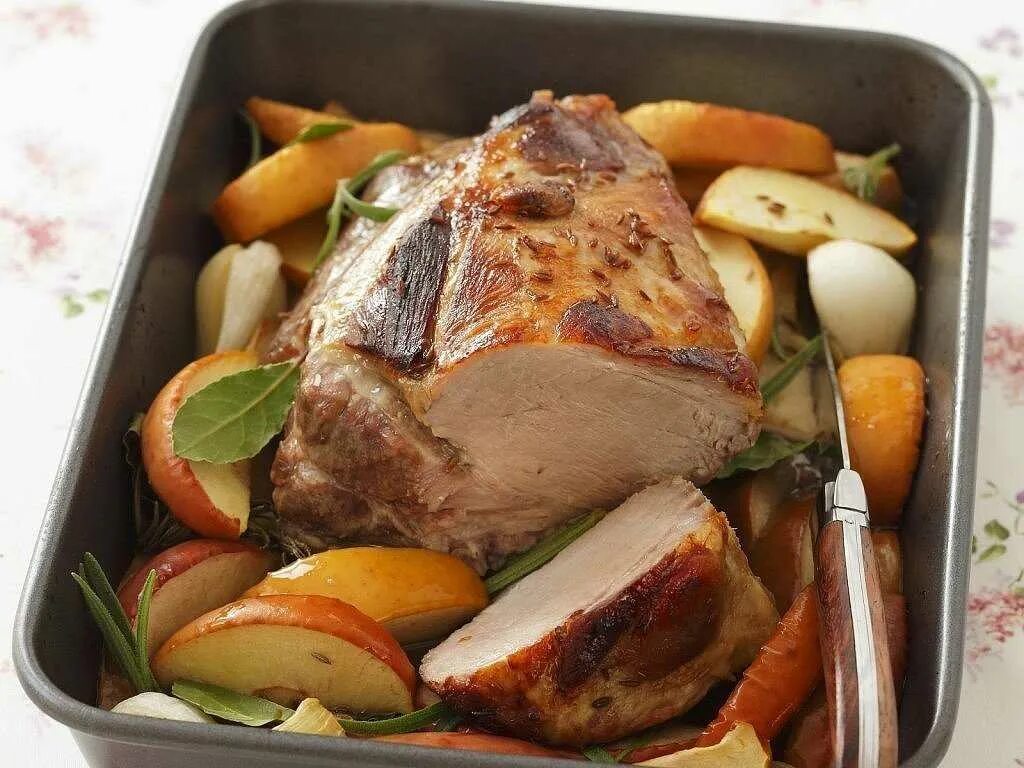 Рецепт запеченной свиного окорока. Мясо в духовке. Свинина с яблоками. Мясо запчесное с овощам. Мясо с овощами.