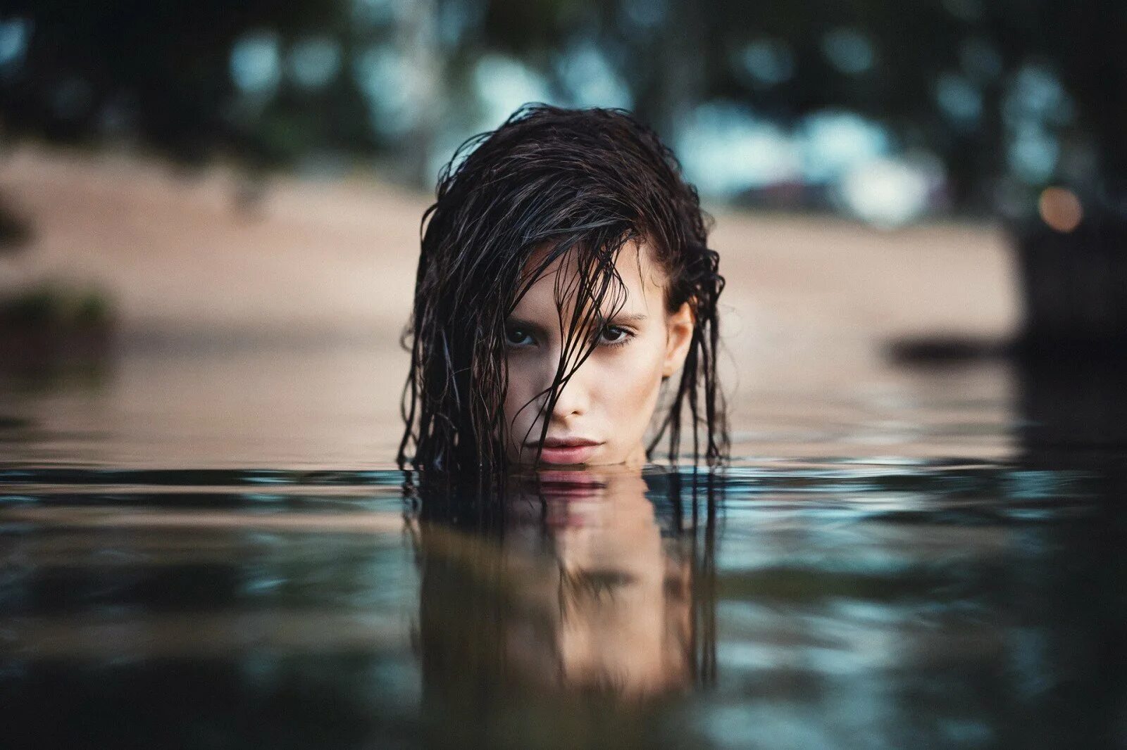 Мокрые сестренки. Девушка в воде. Девушка с мокрыми волосами. Фотосессия с мокрыми волосами.