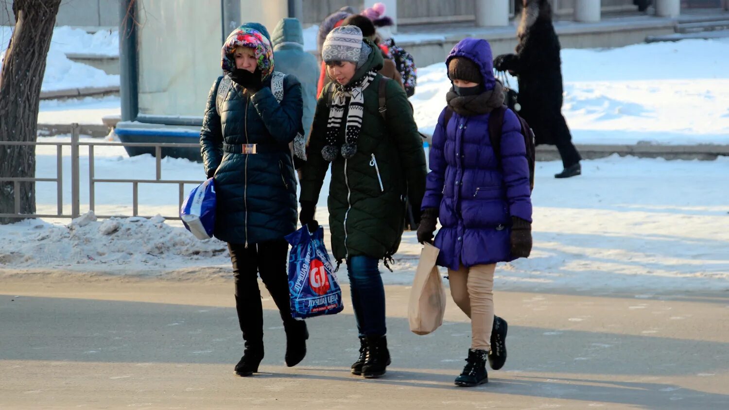 Сегодня на улице сильный мороз. Люди в зимней одежде. Люди одетые по погоде. Одеться не по погоде. Одежда в Мороз.