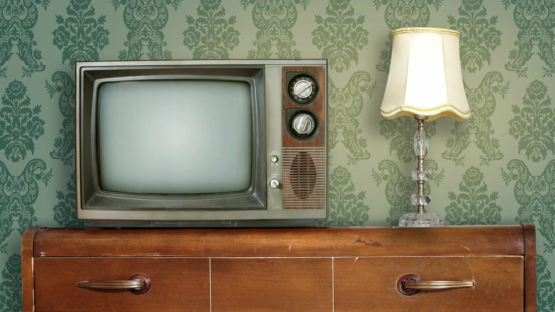 Старый телевизор. Старинный телевизор. Старый телевизор в интерьере. Ретро телевизор. Телевизор готов