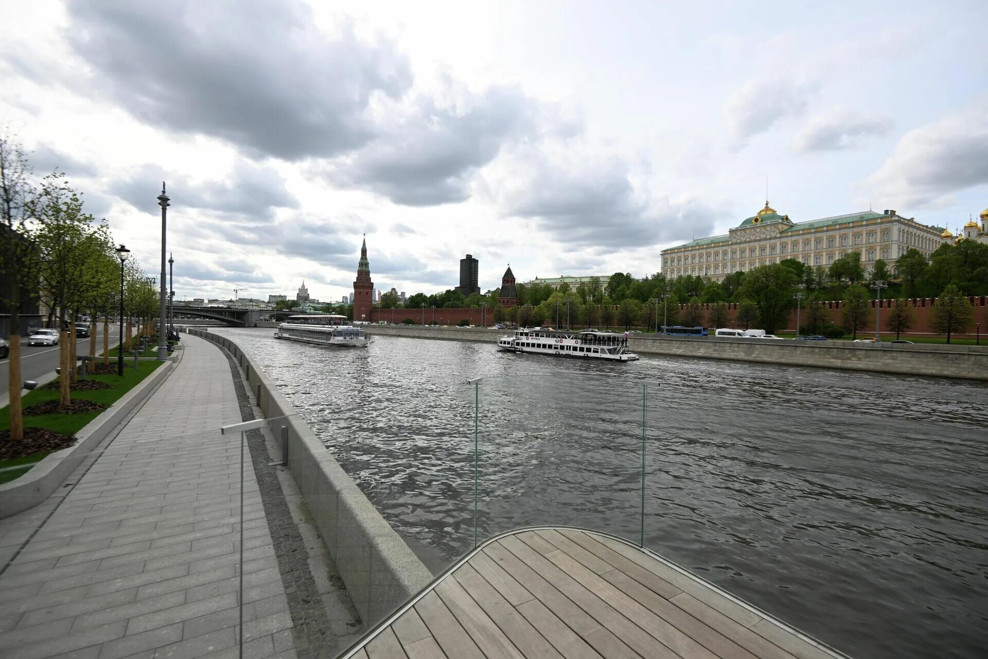 Набережная в москве где. Москва набережная Москва реки парк Горького. Остров Балчуг на Москве реке. Золотой остров Софийская набережная. Набережная Москва реки Братиславская.