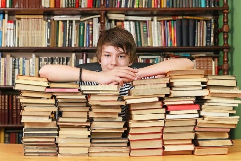 Дети и подростки в библиотеке. Подростки в библиотеке. Подросток с книгой. Чтение подростки. Страсть к чтению.