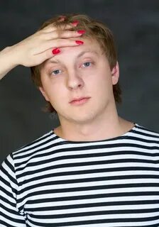 Положил на лоб
