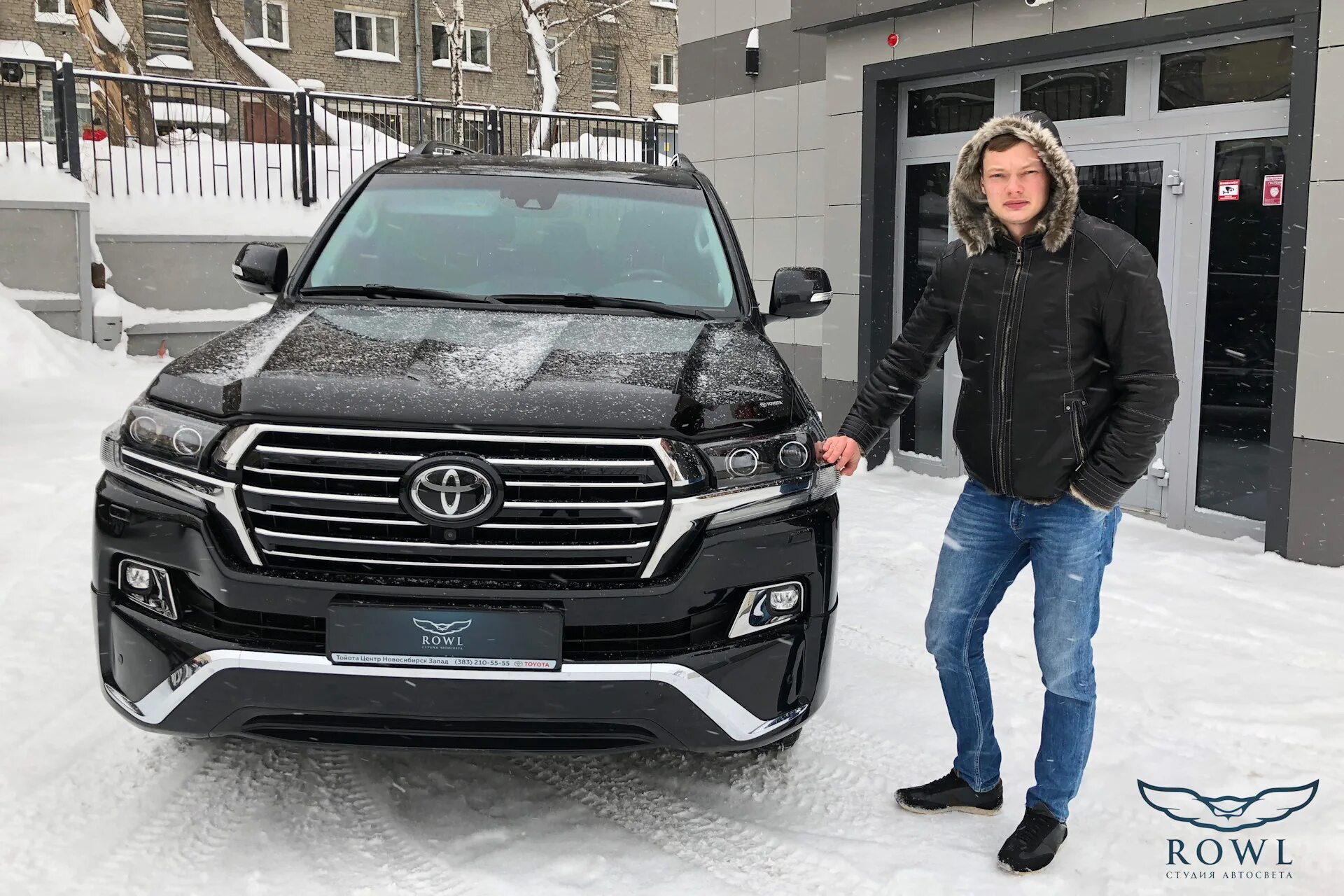 Toyota land cruiser executive black. Эксклюзив блэк. Toyota land cruiser 200 executive. Toyota land cruiser 200 шильдики. Эксклюзив блэк.