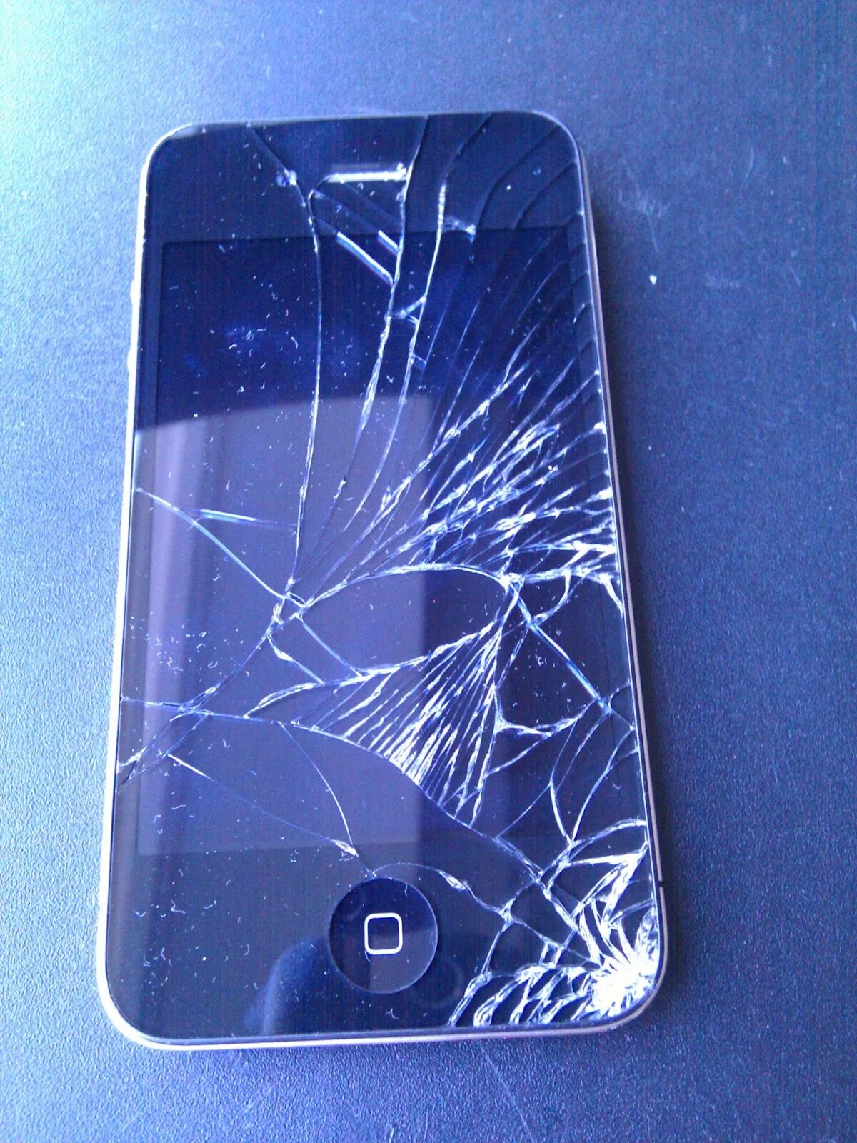 Разбитый айфон 4. Разбитый смартфон. Разбит экран смартфона. Смартфон с разбитым экраном.