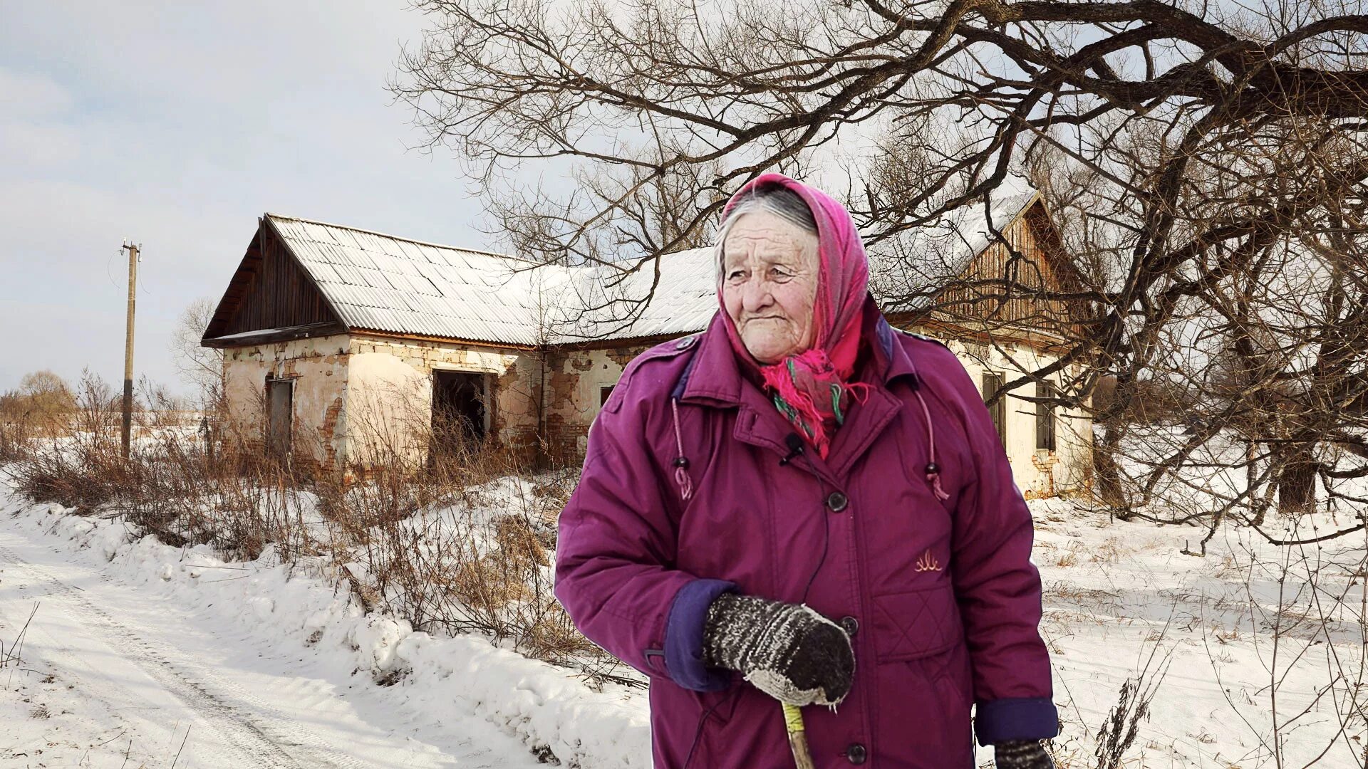 Пенсионеры в деревне. Деревенские жители. Старики в деревне. Старики в заброшенной деревне. Вдова пенсионерка