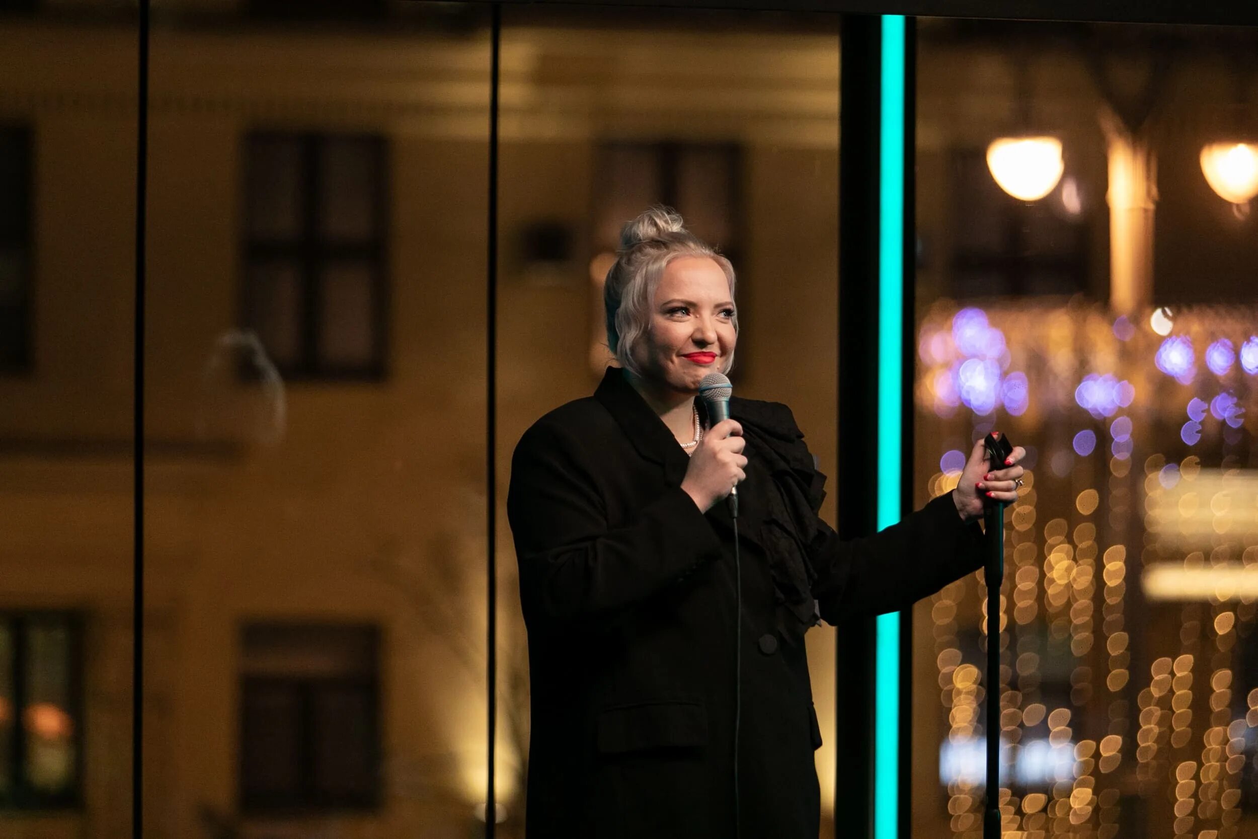 Ирина мягкова. Мягкова ютуб шоу. Стендап концерт ирины мягковой. Стендап концерт ирины мягковой. Ирина мягкова концерт.