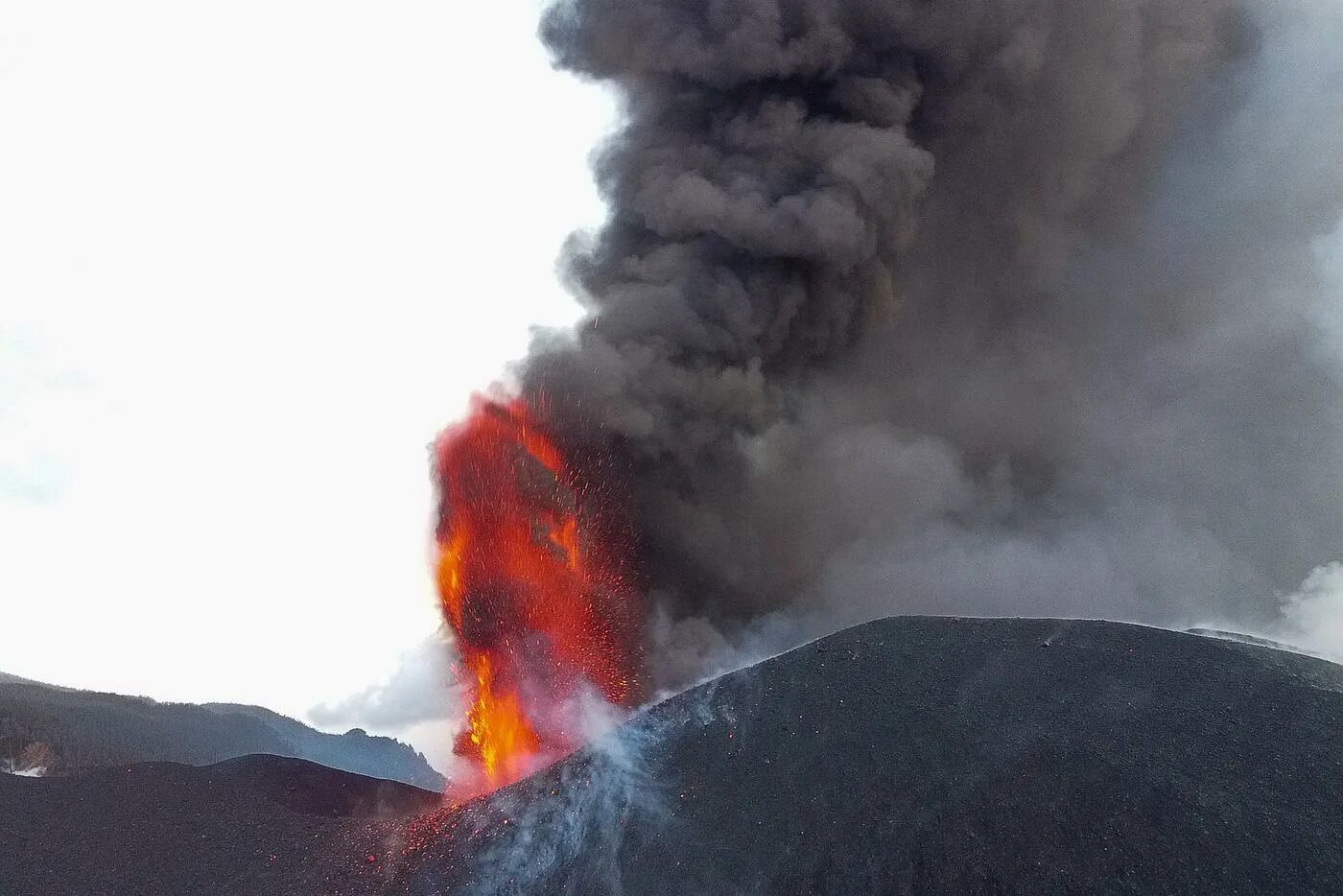 извержение на канарских островах 2021. последние новости вулкана. испания вулкан 2021. вулкан этна извержение 2022. последние новости вулкана.