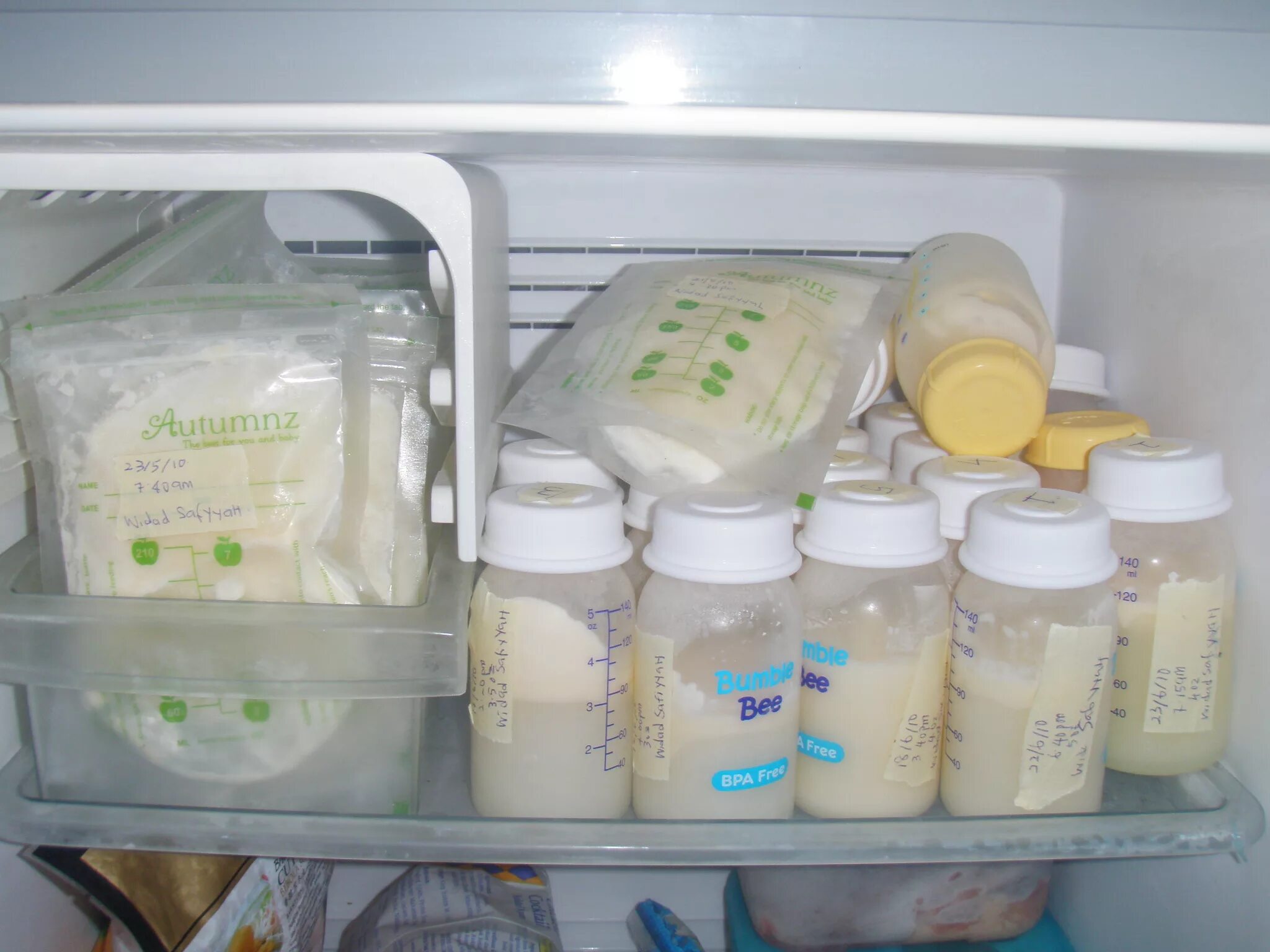 Сколько молозива нужно новорожденному. Емкости для хранения сцеженного молока. Хранение сцеженного молока в морозилке. Для заморозки грудного молока. Хранение грудного молока в морозилке.