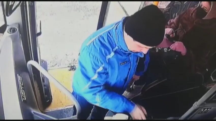 Таксист бьет пассажира. Сиябанд намоев. Драка на видеорегистратор. Быдло избил работягу таксиста. Таксист петух.