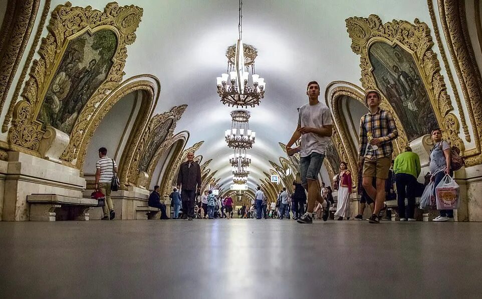 Станция метро Киевская. Московское метро станция Киевская. Иностранцы в Московском метро. Станция метро Киевская фото.