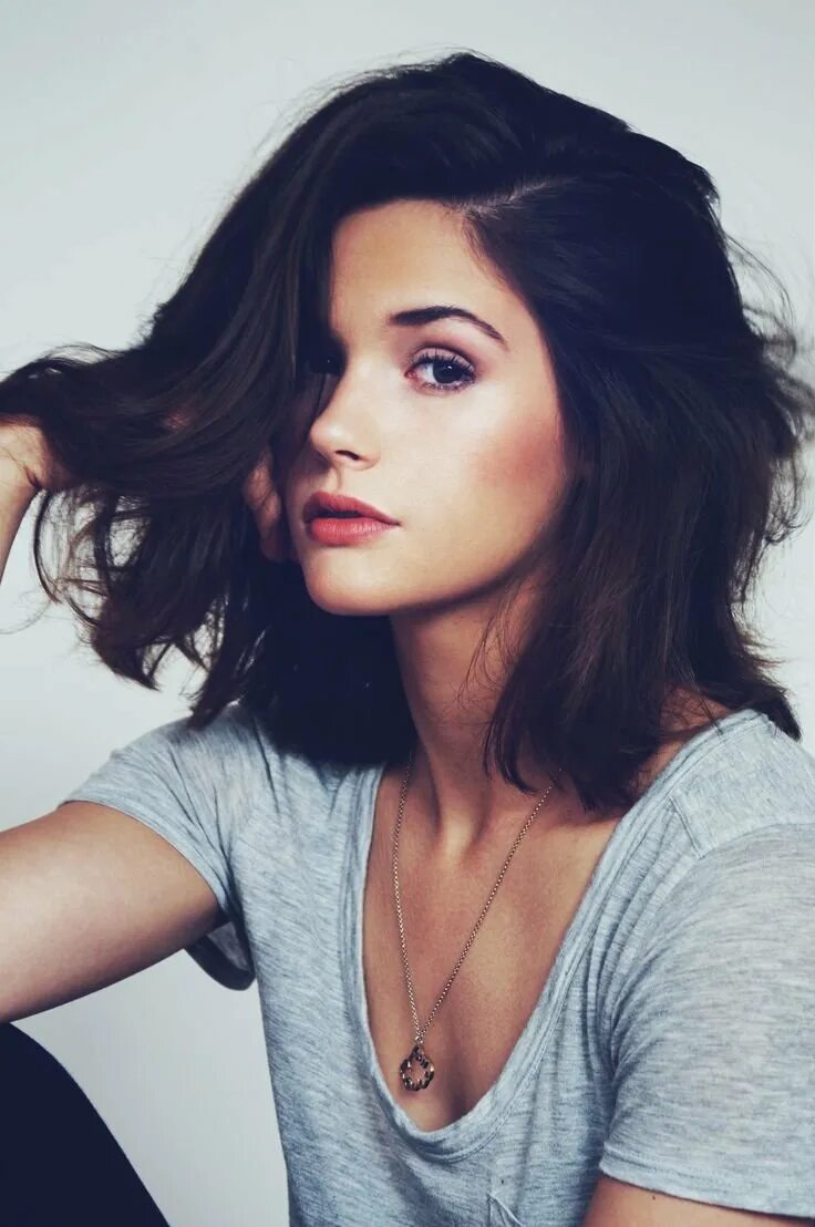 Со средним. Со средним. Красивые девочки без лица. Девушка со спины. Средний палец.