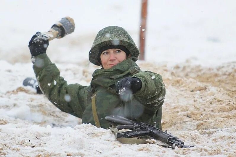 Учение вот что нужно молодому. Военные зимой. Солдат зимой. Зимняя Военная форма. Солдат в зимней форме.