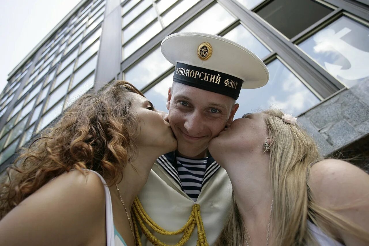 Простых романтиков и моряков. С днем ВМФ. Моряк и девушка. Смешной моряк. Встреча моряка.