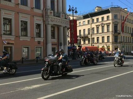 Мотоциклист проезжает