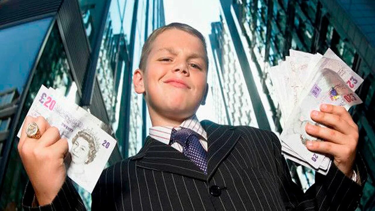 школьник с деньгами. ребенок с кучей денег. первый заработок. избалованные дети богатых. дети богачей.