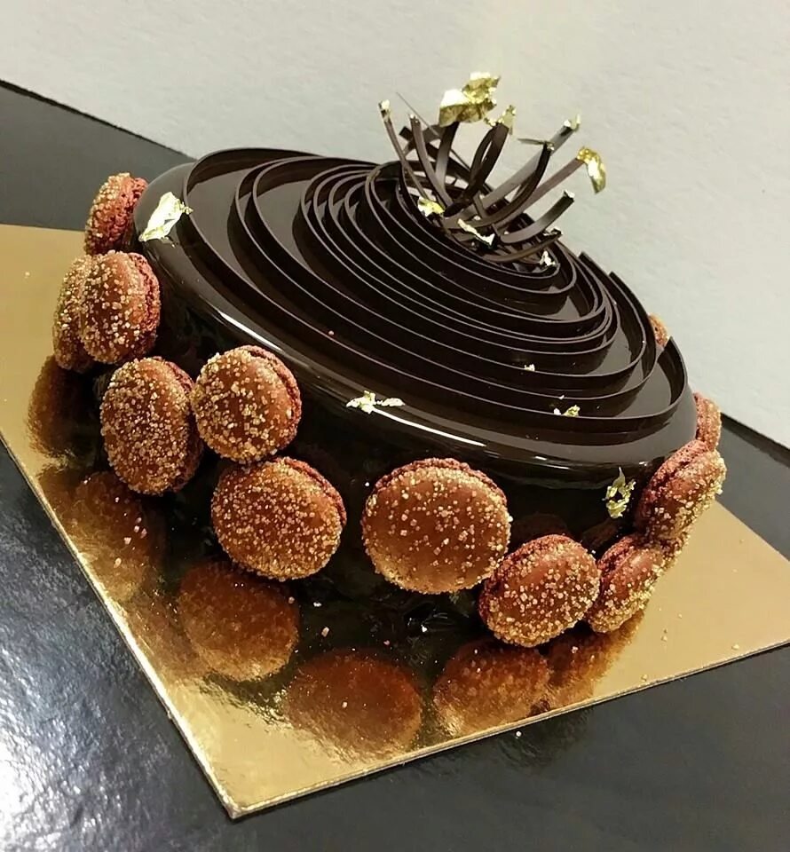 Декор шоколадно карамельного торта. Карамельные украшения для торта. Карамель для украшения торта. Необычный декор торта.