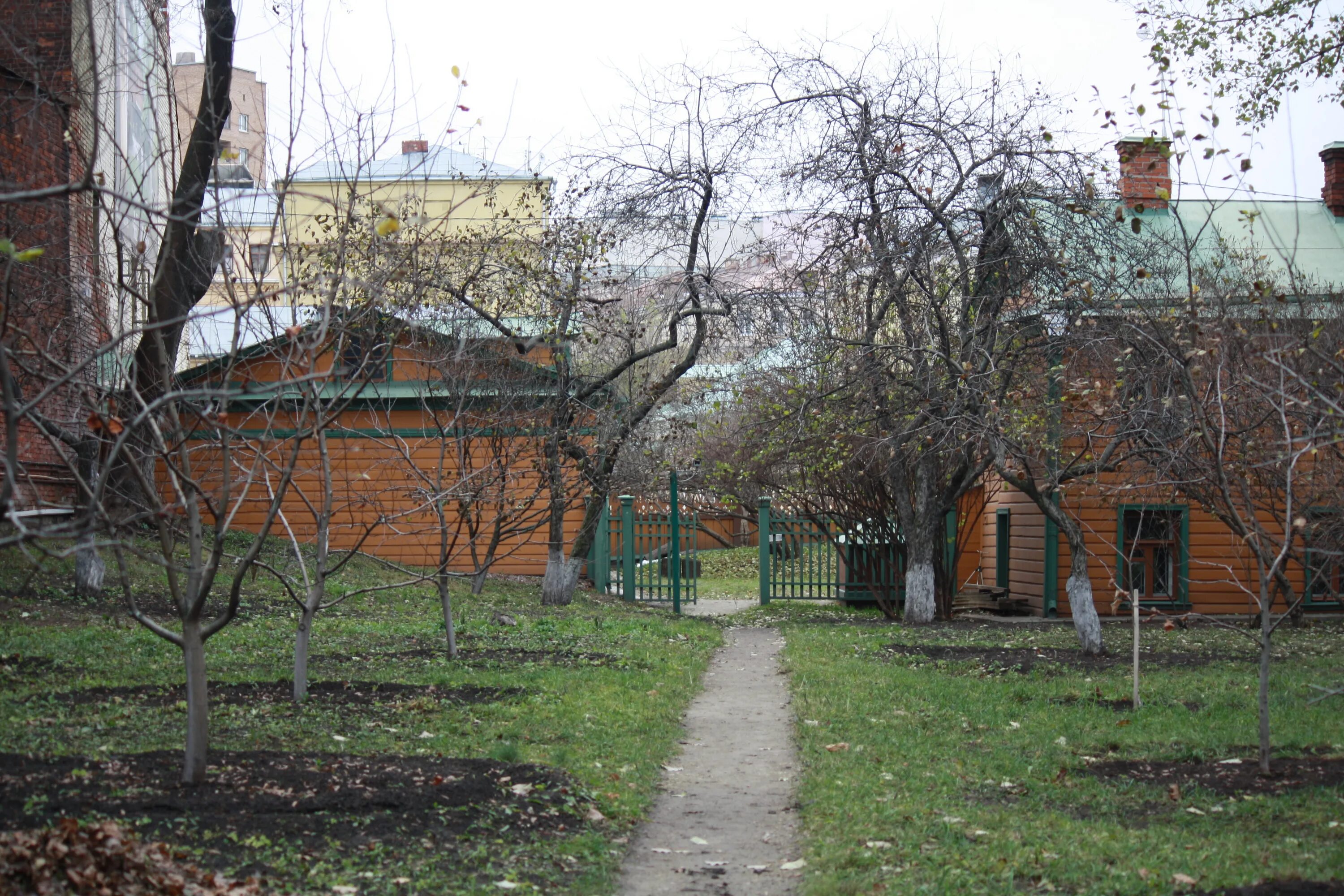 Лев толстой в хамовниках. Музей-усадьба л.н. Толстого в Хамовниках. Музей Льва Толстого в Москве в Хамовниках. Усадьба Льва Толстого в Москве. Парк усадьбы Толстого в Хамовниках.