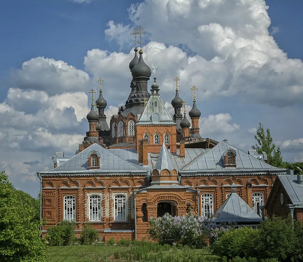 Сколько лет калужской области. Оптина пустынь Шамордино Козельск. Казанская Амвросиевская пустынь Шамордино. Казанская Амвросиевская женская пустынь Шамордино. Калуга Шамордино архитектура.