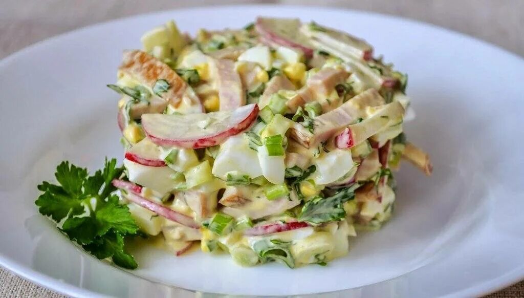 Салат с курицей и редисом. Салат с редиской и курицей. Салат капуста огурец редис. Салат с редиской и курицей. Салат с йогуртовой заправкой.