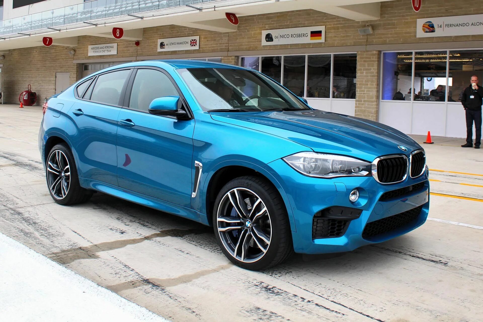 6 икс 16. BMW x6 m пакет. БМВ x6 голубая. BMW x6m цвета. BMW x6m 2018.