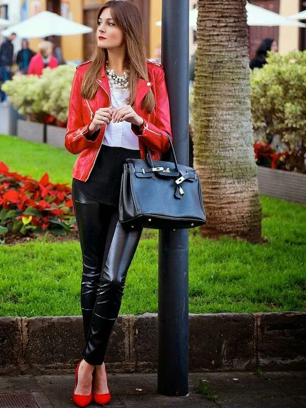 Шапка с косухой женщина. Кожаные брюки сочетание. С чем носить красную кожаную. Красная кожанка. Образы с красной косухой.