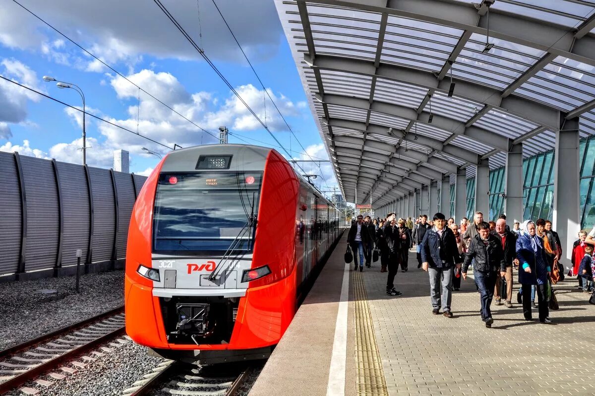 Железнодорожный московская область транспорт. Поезд Ласточка Москва Минск. Поезд Ласточка Minsk Moscow. Поезд прибывает. Ласточка в Минск.