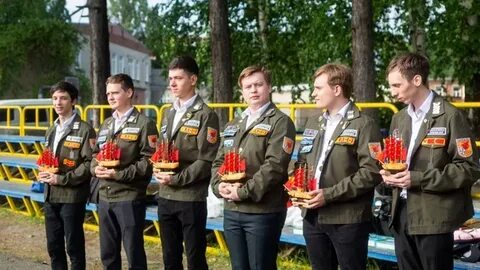 В студенческом строительном отряде было 19