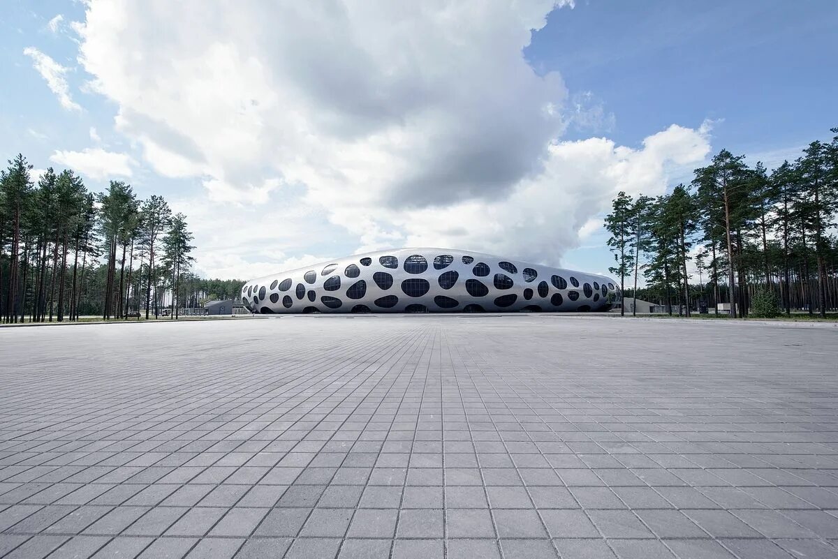 Футбольный стадион Arena Borisov. Борисов Арена вечером. Стадион в Борисове Беларусь. Замкнутое здание.