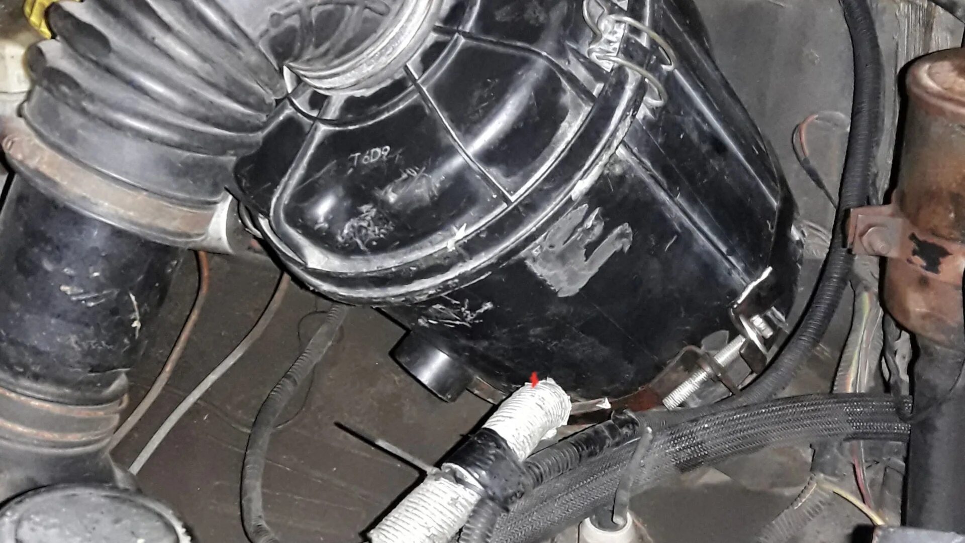 Машина дёргается при разгоне ваз 2107 карбюратор. Хлопки в глушитель при нажатии на газ инжектор. Нива шевроле хлопки в глушителе на холостых. Хлопки в воздушный фильтр инжектор при нажатии на газ ваз. Хлопки в трубу на инжекторе.