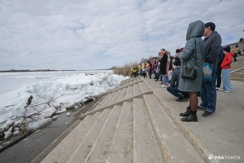 Голова ледохода. Ледоход Томск. Ледоход фото. Томь Томск.