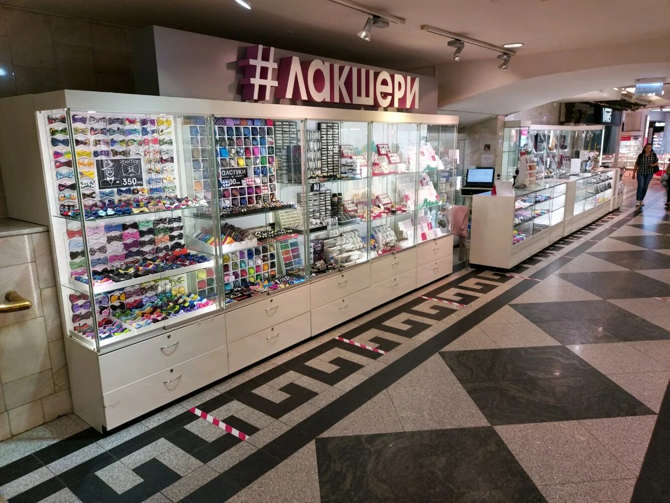 манежная площадь, 1с2. Respect манежная площадь 1 стр 2. магазин респект. охотный ряд фуд корт. мультибрендовый магазин часов.