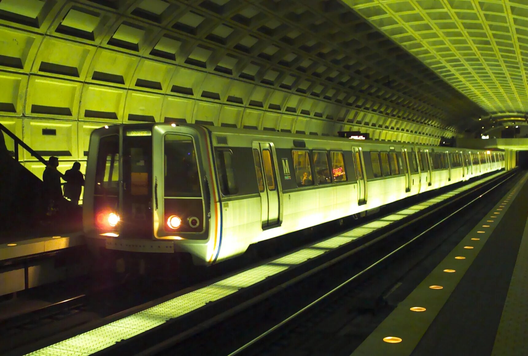 Washington DC метро. Поезд Вашингтона. Metro stansiya. Карии метро.
