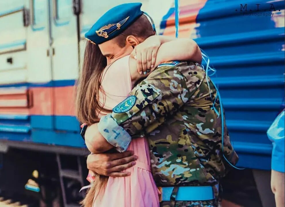 Встреча солдата. Девушка с солдатом на вокзале. Парни в армии. Встреча девушки с солдатом.