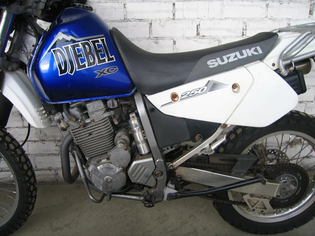 Сузуки джебель купить. Suzuki Djebel 250. Suzuki Djebel 250 2004. Suzuki Djebel 250 2004 года. Suzuki Djebel 250 багажник.