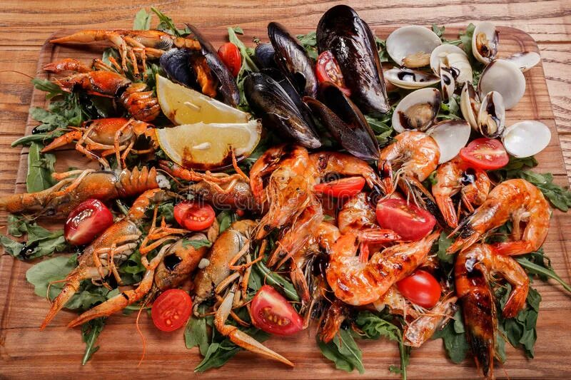 Морепродукты на льду. Морепродукты сырые. Креветки рапан. Рак мидий. Мидии чили в створках.