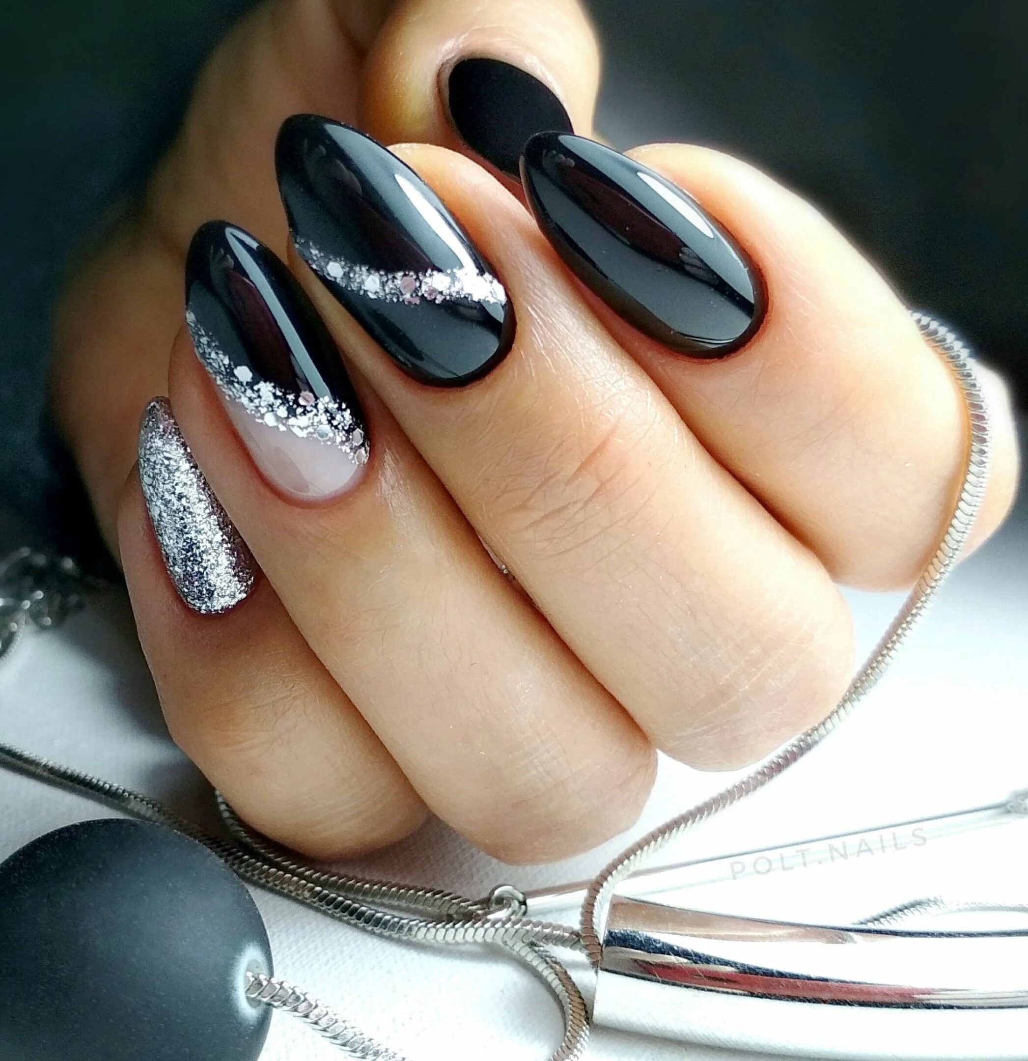 Стильный маникюр. Модные ногти. Красивые стильные ногти. Красивый черный маникюр.