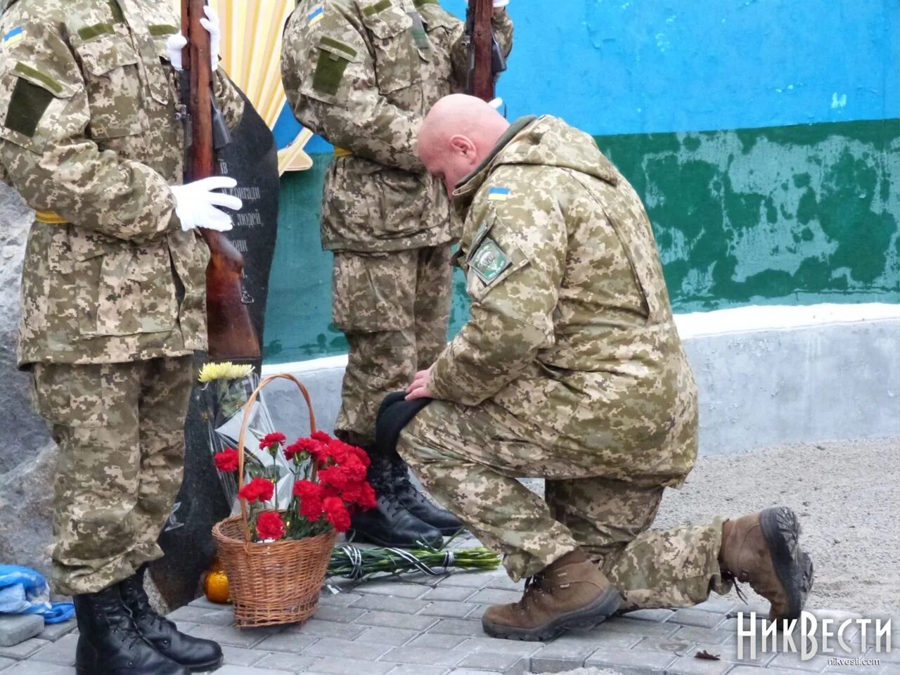 Родителям погибшего военнослужащего на украине. Солдат Украины на коленях. Украинский солдат на коленях. Украинский солдат плачет. Офицер на коленях.