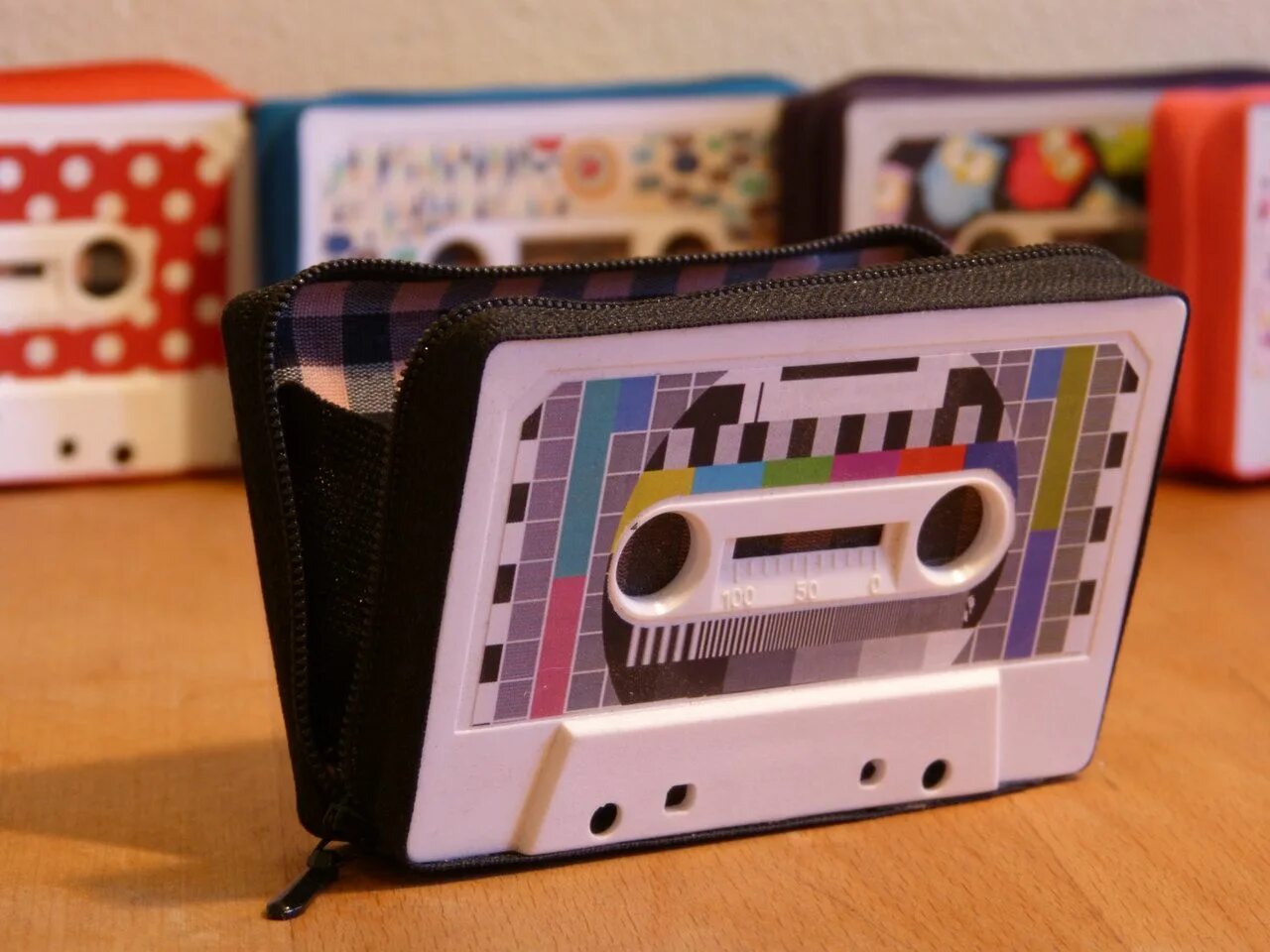 Как сделать кассету. Поделки из видеокассет. Поделки из аудиокассет. Коробка для аудиокассет. Поделки из кассетной ленты.