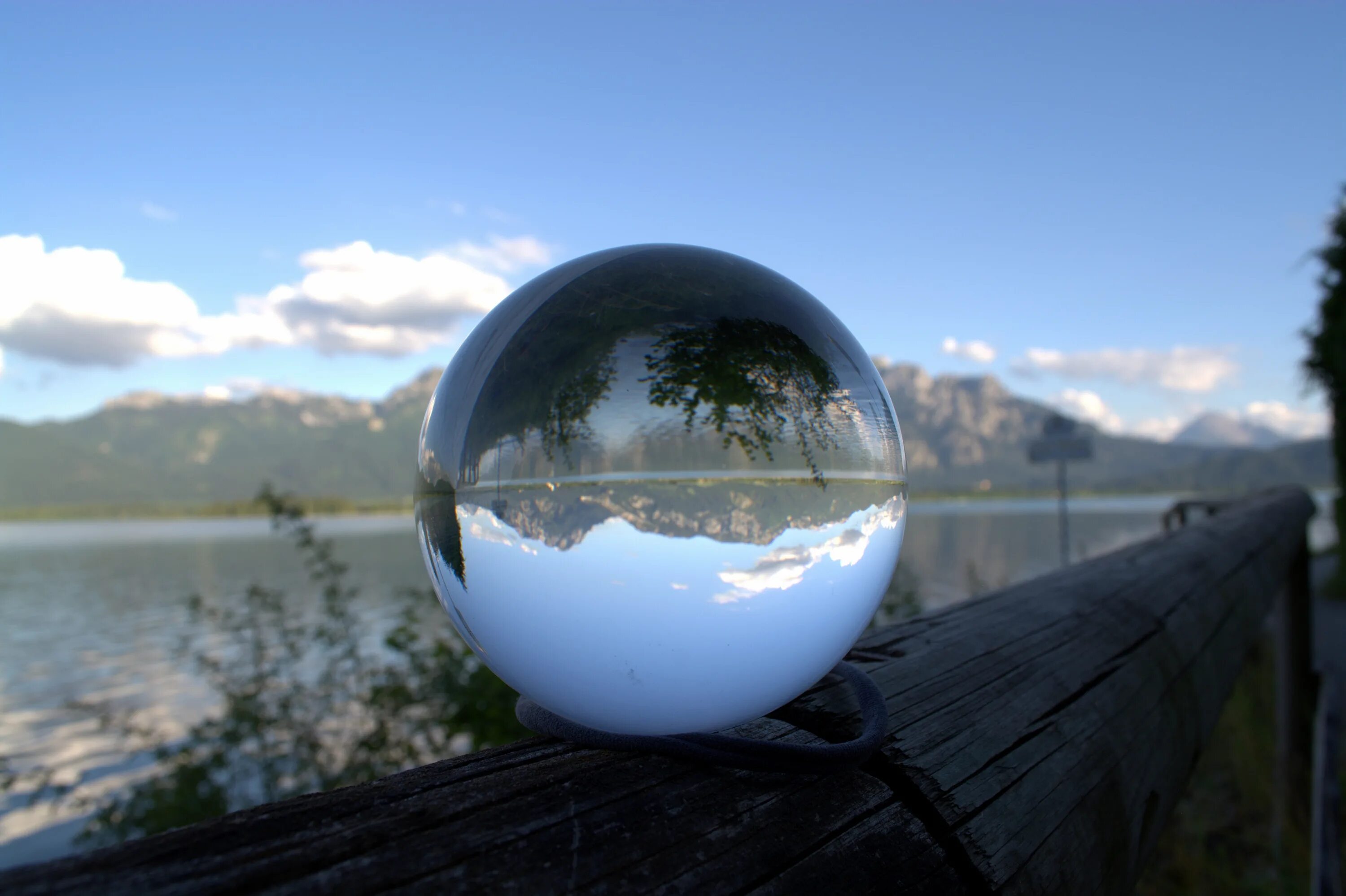 Как видеть в шаре. Шар стеклянный. Стеклянный шар отражение. Отражение с стеклянном шарике. Стеклянные шарики с водой.