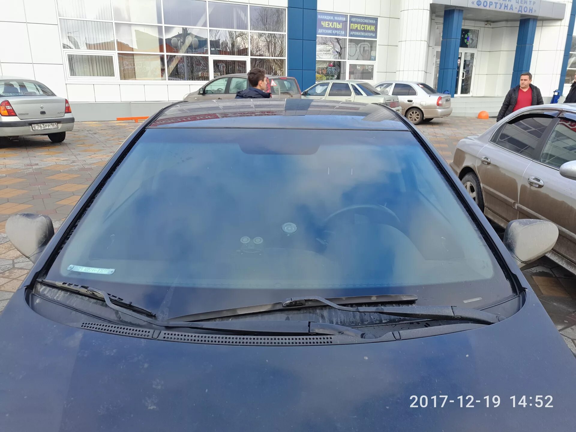 Дефлектор лобового стекла Хендай Солярис 2. Уплотнитель лобового стекла Hyundai Solaris 2. Молдинг лобового стекла Солярис 2013. Уплотнитель лобового стекла Солярис.