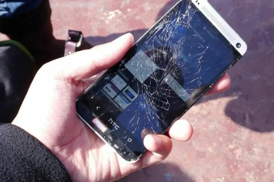 Трещина смартфон. Разбитый смартфон. Смартфон с разбитым экраном. Сломанный смартфон.