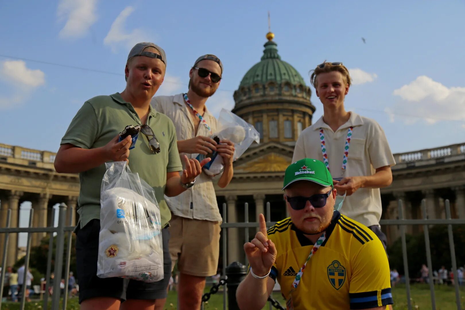 Иностранцы приезд. Иностранные болельщики в Санкт Петербурге. Шведы в Питере. Шведские болельщики. Иностранные болельщики в Санкт Петербурге 2018.