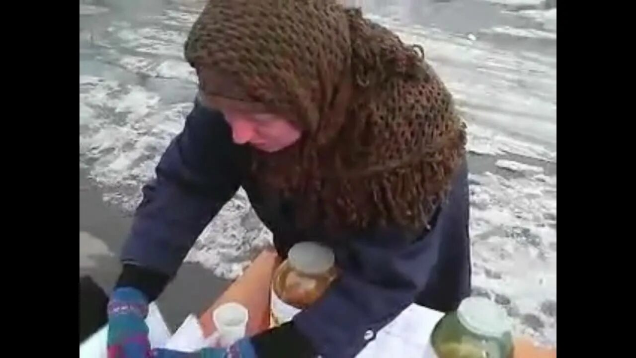 Старух пьют мочу