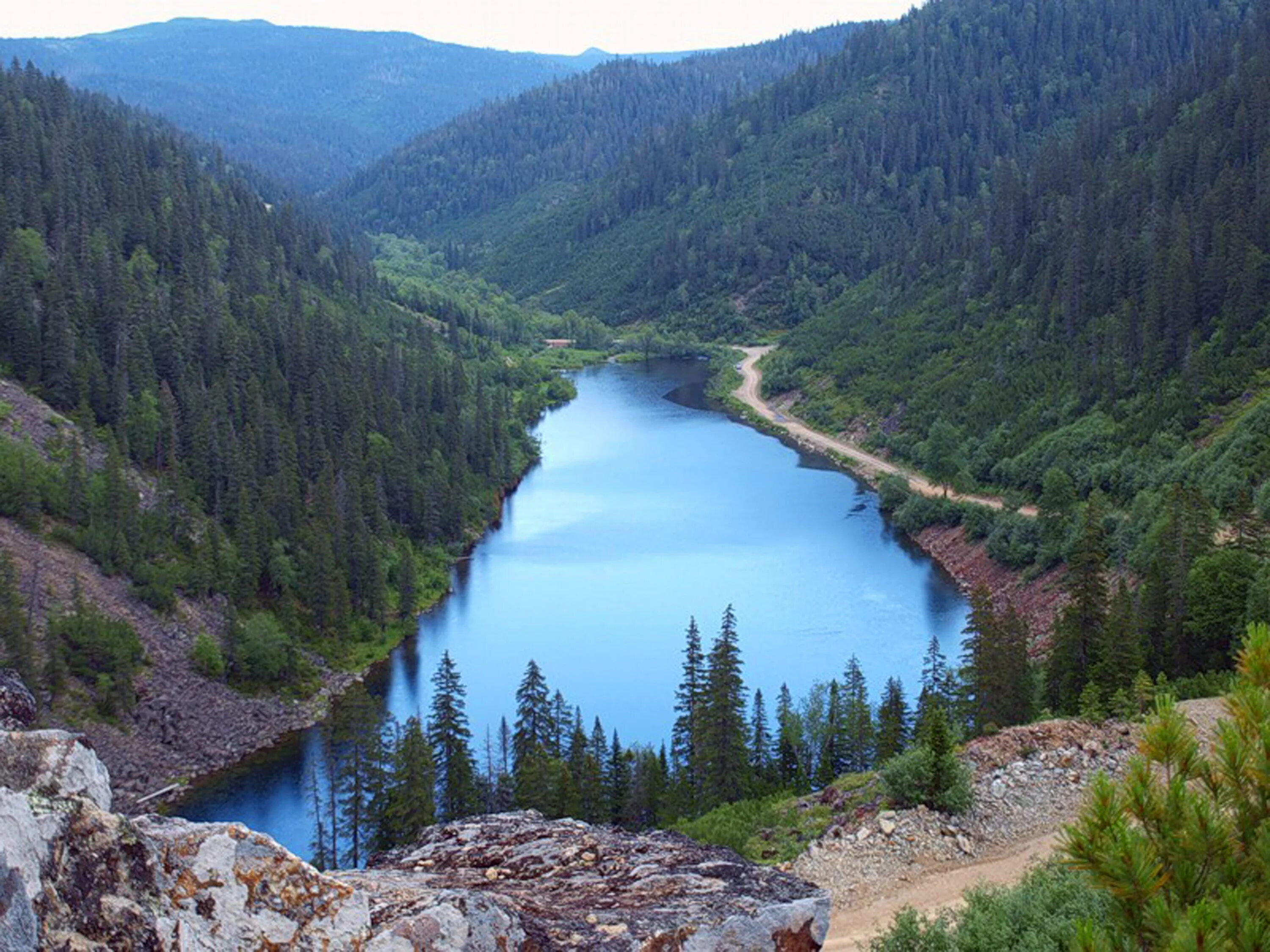 Крас между. Озеро Амут Хабаровский край. Озеро Амут Комсомольск. Озеро Амут Солнечный район Хабаровский край. Горное озеро Амут, Хабаровский край.