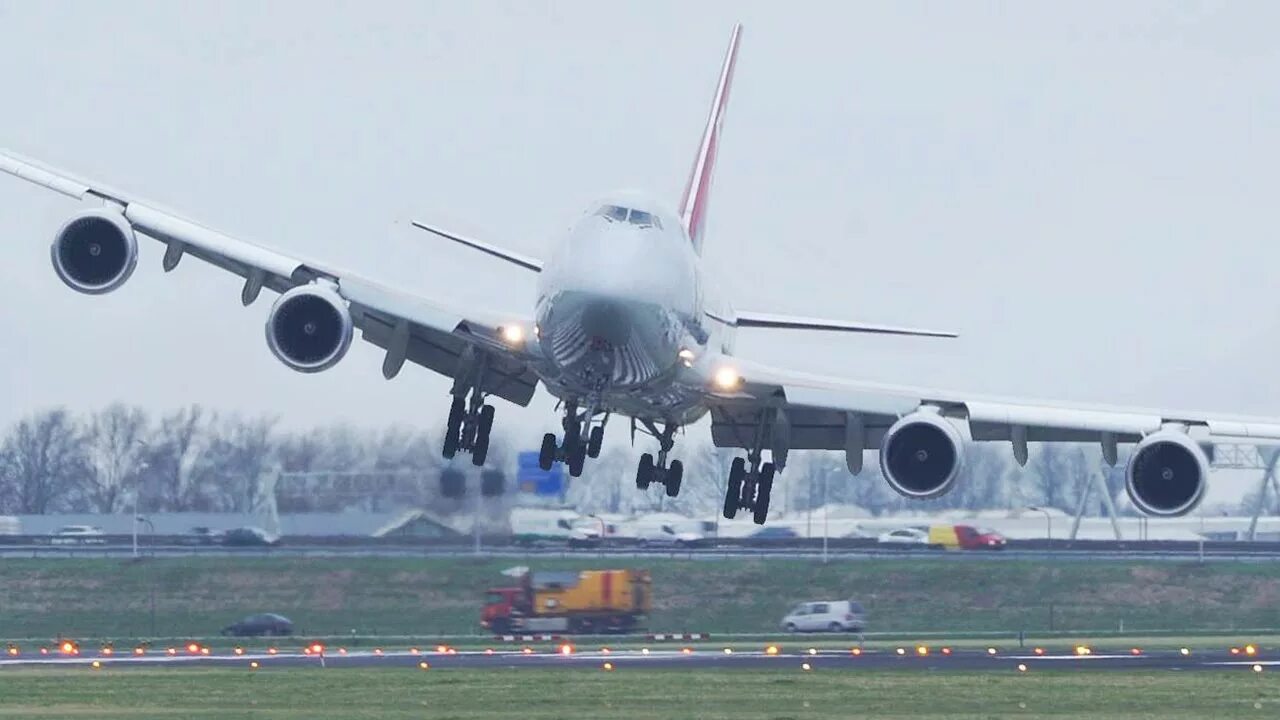 Боинг 747 взлет. Боинг 747 посадка. Самолет посадка Боинг 747. Самолет при боковом ветре. Можно самолеты видео