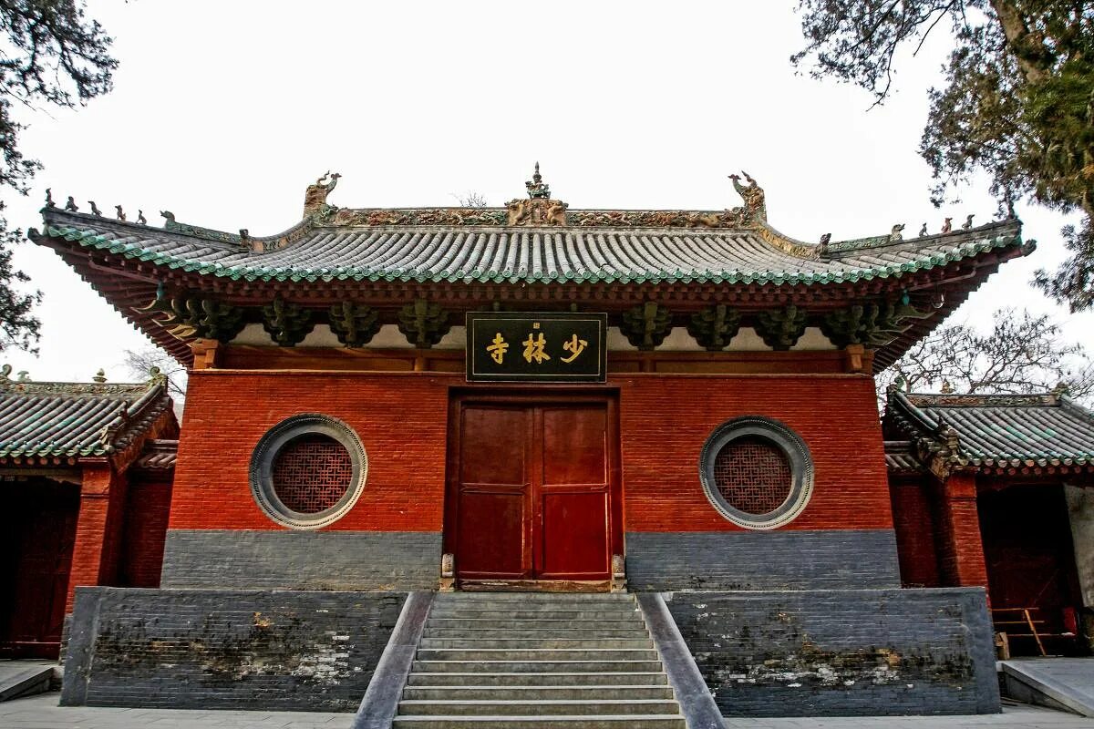 Shaolin temple. Храм Шаолинь. Шаолинь храм ворота. Монастырь Шаолинь Китай. Буддийский храм Шаолинь.