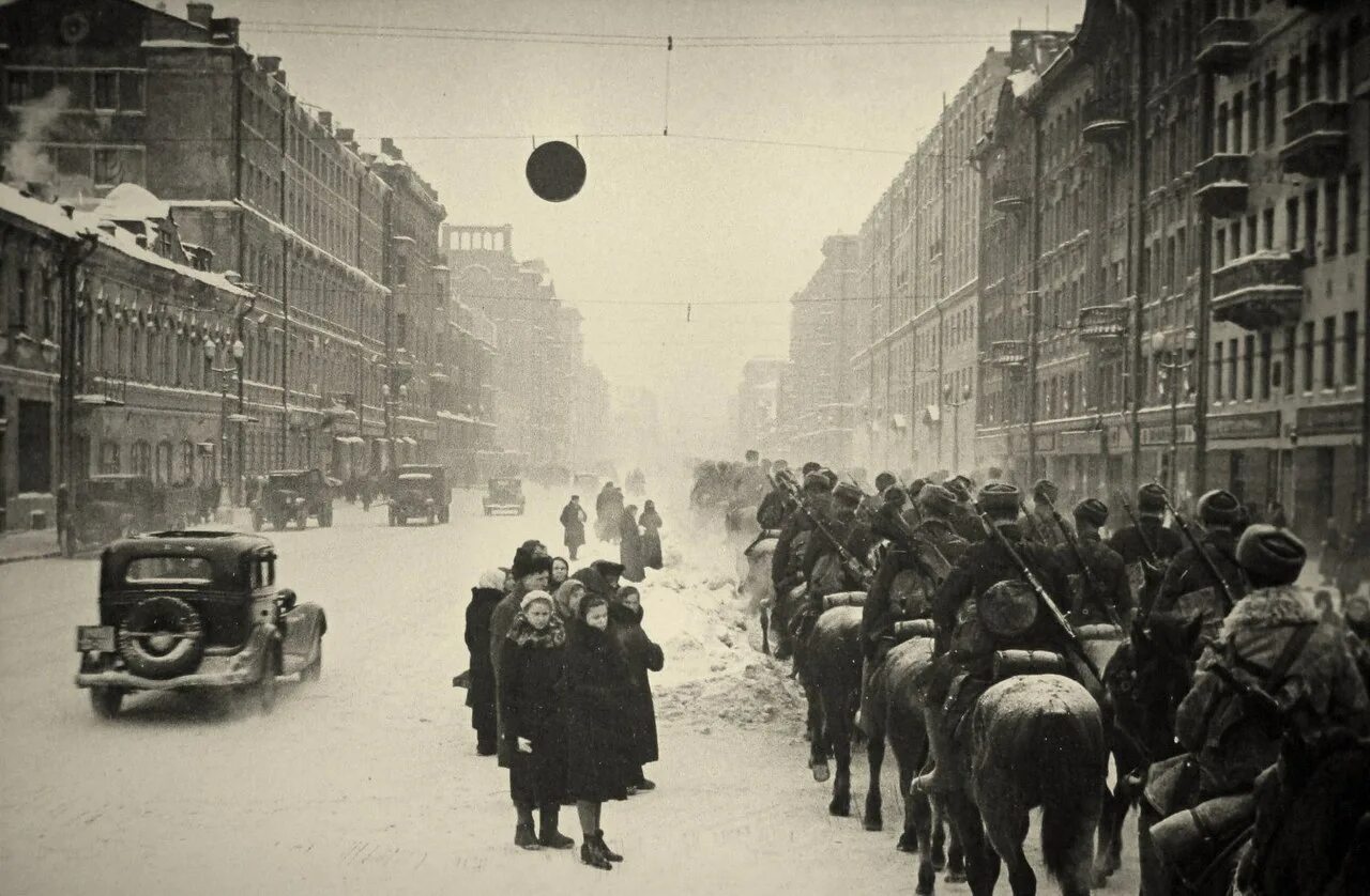 Москва военное время. Тверская улица 1941 год. Москва 1941 год. Военная Москва 1941. Тверская улица 1945.