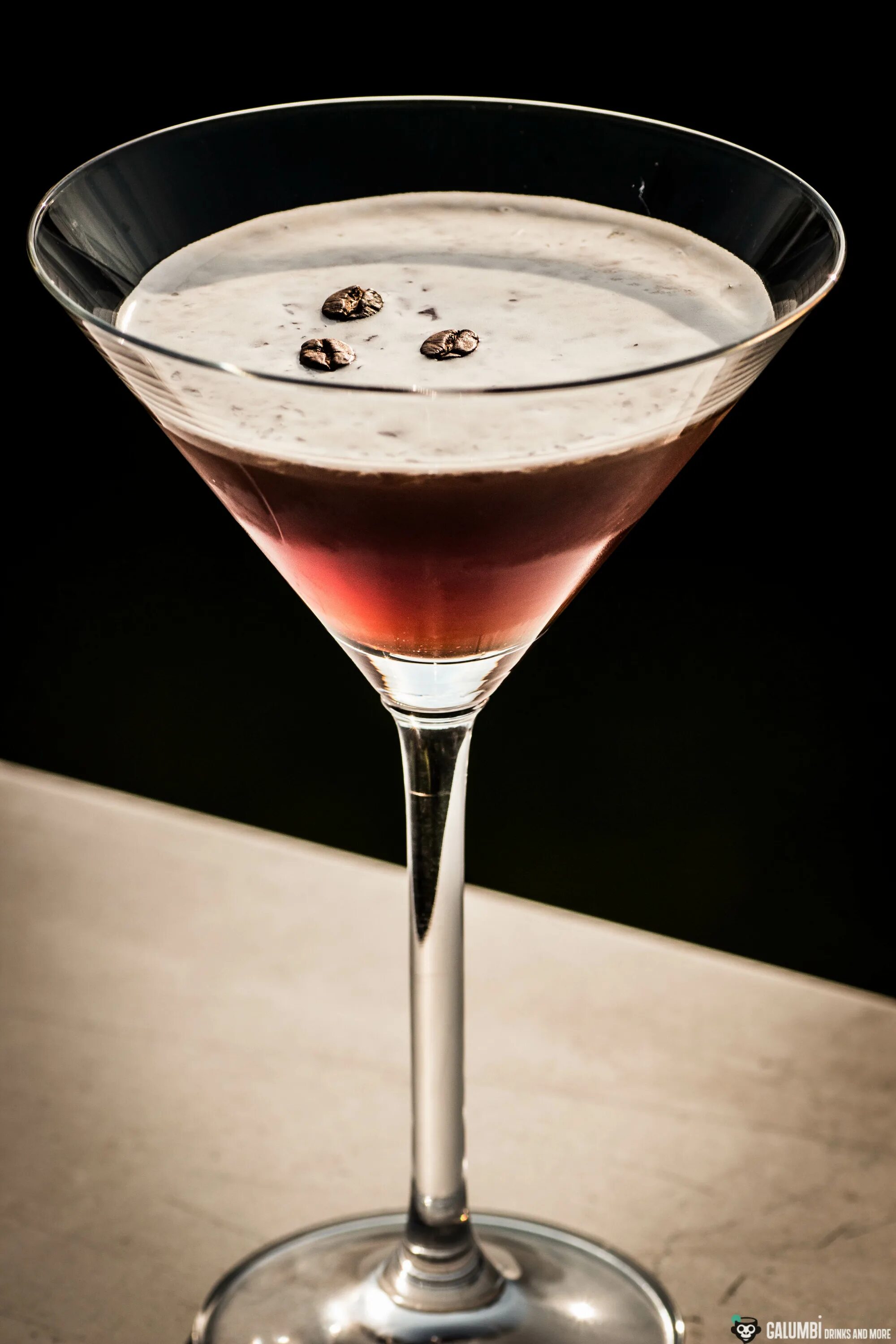 Тини коктейли. Эспрессо мартини. Espresso Martini коктейль. Эспрессо Тини коктейль. Тини мартини.